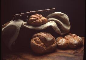 een mand met brood en brood broodjes foto
