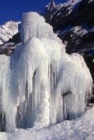 ijspegels hangende van een boom in voorkant van een berg foto