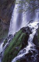 een waterval is vloeiende naar beneden een rotsachtig heuvel foto