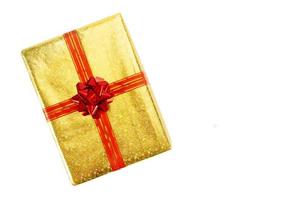 gouden geschenkdoos met rood lint voor kerstversiering met uitknippaden foto