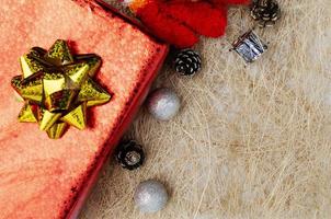 kerst rode geschenkdoos en decoratie met ruimte voor tekstachtergronden hierboven foto