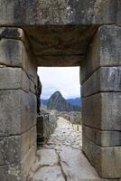 machu picchu, poort in de geruïneerd stad van de inca's met de monteren huayana picchu, Andes cordilleria, urubamba provincie, cusco, Peru foto