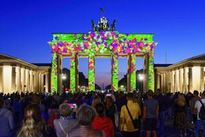 berlijn, duitsland, 2021 - Brandenburg poort gedurende de festival van lichten, pariser vierkant, onder hol linde, berlijn, Duitsland foto