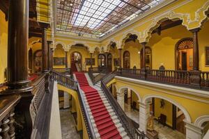 lima, Peru, 2022 - aartsbisschop paleis, hoofd hal weelderig trap en glas-in-lood plafond, lima, Peru foto