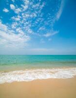 landschap mooi zomer verticaal voorkant visie kom tot rust tropisch zee strand wit zand schoon blauw lucht achtergrond kalmte natuur oceaan Golf water niemand reizen Bij saikaew strand Thailand chonburi zon dag tijd foto