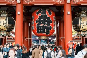 sensoji of Asakusa kannon tempel is een boeddhistisch tempel gelegen in asakusa. het is een van tokyo meest kleurrijk en populair tempel. mijlpaal voor toerist attractie. Tokio, Japan, 18 november 2023 foto