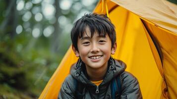 ai gegenereerd portret van Aziatisch jongen glimlachen en op zoek Bij camera in tent in Woud foto