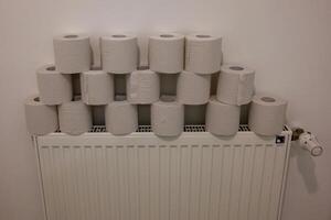 toilet papier Aan verwarming element foto