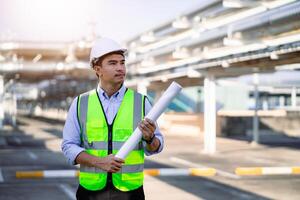 ingenieur houdt blauwdruk bouw plan naar studie bouw en bedrijf procedures van nieuw gebouwen. bouwkunde consultant professioneel ingenieur. foto