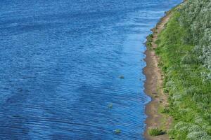 kust van zee eiland kant, antenne top visie. dicht groen oerwoud schiereiland, kopiëren ruimte. zuiver, schoon en kalmte blauw water. maagd natuur. foto