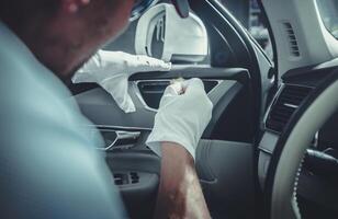 professioneel automotive arbeider schoonmaak auto ventilatieopeningen foto