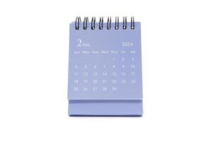 gemakkelijk blauw bureau kalender voor feb 2024 geïsoleerd Aan wit achtergrond. kalender concept met kopiëren ruimte. foto