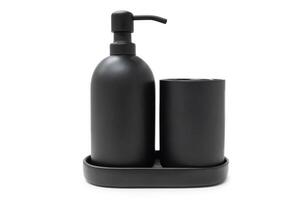 zwart bad accessoires geïsoleerd Aan wit achtergrond met knipsel pad. zeep dispenser en andere accessoires voor persoonlijk hygiëne. decor voor badkamer interieur. foto