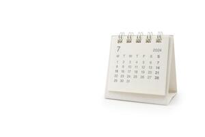 gemakkelijk bureau kalender voor juli 2024 geïsoleerd Aan wit achtergrond. kalender concept met kopiëren ruimte. knipsel pad. foto