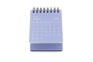 gemakkelijk bureau kalender voor december 2024 geïsoleerd Aan wit achtergrond. kalender concept met kopiëren ruimte. foto