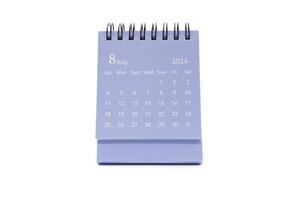 gemakkelijk bureau kalender voor augustus 2024 geïsoleerd Aan wit achtergrond. kalender concept met kopiëren ruimte. foto