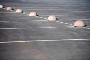 beton hemisferen parkeren begrenzer. bescherming van auto parkeren. elementen naar beperken toegang naar parkeren zone en controle beweging van voertuigen foto