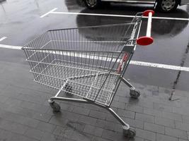 karren voor kruidenierswaren staan bij een supermarkt op straat foto