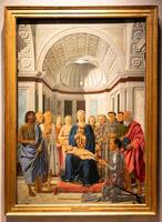 Madonna en kind met heiligen, engelen en federico da montefeltro, door schilder piero della Francesca, 1470 foto