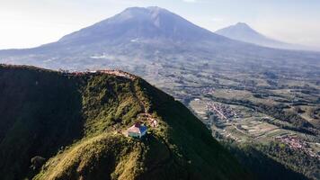 antenne visie van de top van monteren andong in magelang in de ochtend. u kan zien klimmers camping tussen de berg hellingen foto