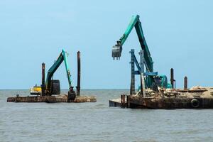 machines zijn baggeren zand in de zee. foto