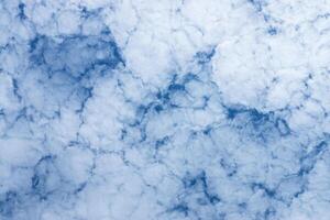 blauwe lucht met witte wolk foto