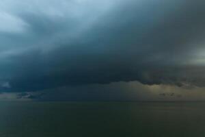 wolk regen zijn vallend in de zee. foto