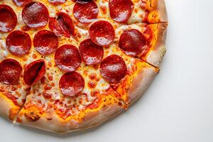 ai gegenereerd aanlokkelijk peperoni pizza genot - detailopname visie van een peperoni pizza met toppings Aan een wit achtergrond foto