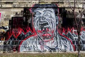 Wenen, Oostenrijk, 5 februari 2014 - kijk op graffiti op de muur in Wenen. stad wenen met project wienerwand wenen wall biedt jonge kunstenaars uit de graffitiscene rechtsgebieden voor hun kunst. foto