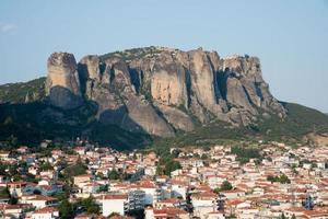 uitzicht op meteora-bergen en kalambaka-stad op een zonnige dag foto