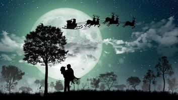 silhouet van de kerstman 's nachts Kerstmis met paar dansen onder de volle maan. foto