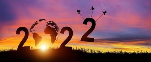 gelukkig nieuwjaar 2022 en vrolijk kerstfeest in silhouet. foto