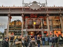 madrid, spanje, 2017 - menigte op de mercado de san miguel of san miguel markt. foto