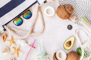 zomerse vibes plat leggen. strandhoed, zonnebril en fruit bovenaanzicht met kopieerruimte foto