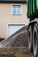 stapel van grind in voorkant van een huis voor buitenkant landschapsarchitectuur werk, paden en parkeerplaatsen foto