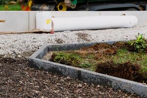 beton tuin borders met cement naar afbakenen paden, parkeerplaatsen, voetpaden en bloemperken foto