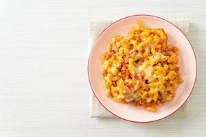 huisgemaakte macaroni bolognese met kaas foto