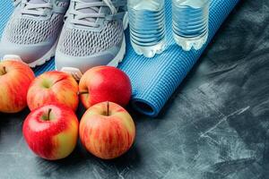 ai gegenereerd yoga en pilates oefening en gezond levensstijl. yoga mat, rennen schoenen en gezond voedsel foto