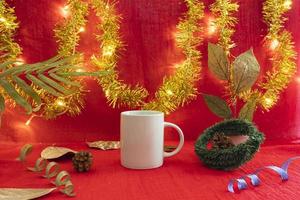 het minimalistische concept van kerst en nieuwjaar. koffiemok op Kerstmis en Nieuwjaar minimalistische achtergrond. samenstelling met product foto