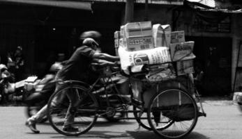 jakarta, indonesië, 2021 - een man die een kar op de weg duwt foto