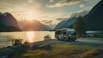 familie vakantie reizen rv, vakantie reis in camper, caravan auto vakantie. mooi natuur Noorwegen natuurlijk landschap. foto