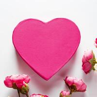 roze hart voor valentijnsdag dag Aan een achtergrond van bloemen. foto