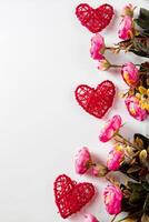 bloemen en rode harten op een witte achtergrond voor Valentijnsdag foto