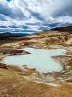 stomende warmwaterbronnen op de vulkanische zwavelvelden van ijsland. foto