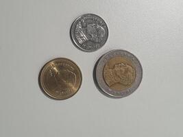 geïsoleerd wit foto van 3 baht munten, 10 cent, 2 cent en 1 cent