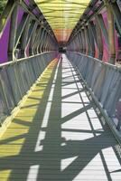 de kleurrijk voetganger loopbrug in peccioli Pisa Italië foto