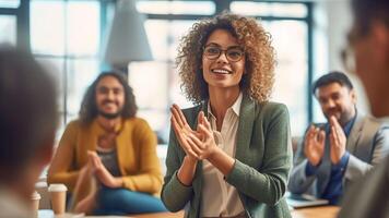 ai generatief multi-etnisch gelukkig medewerkers applaudisseren bedankt vrouw spreker voor geslaagd omdraaien tabel presentatie opgewonden verschillend werk groep klap handen tonen dankbaarheid naar glimlachen vrouw trainer semin foto