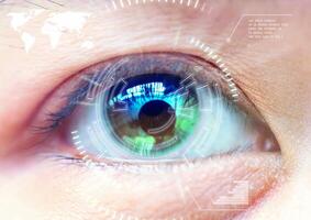 dichtbij omhoog Dames oog scannen technologie in de futuristisch, operatie, oog staar. foto