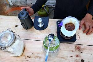 koffie is wezen gegoten, tonen koffie druppels en trekjes van stoom- foto