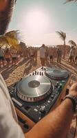 ai generatief dichtbij omhoog van deejay spelen elektronisch muziek- Bij zomer strand partij muziek- festival en club partij evenement concept foto